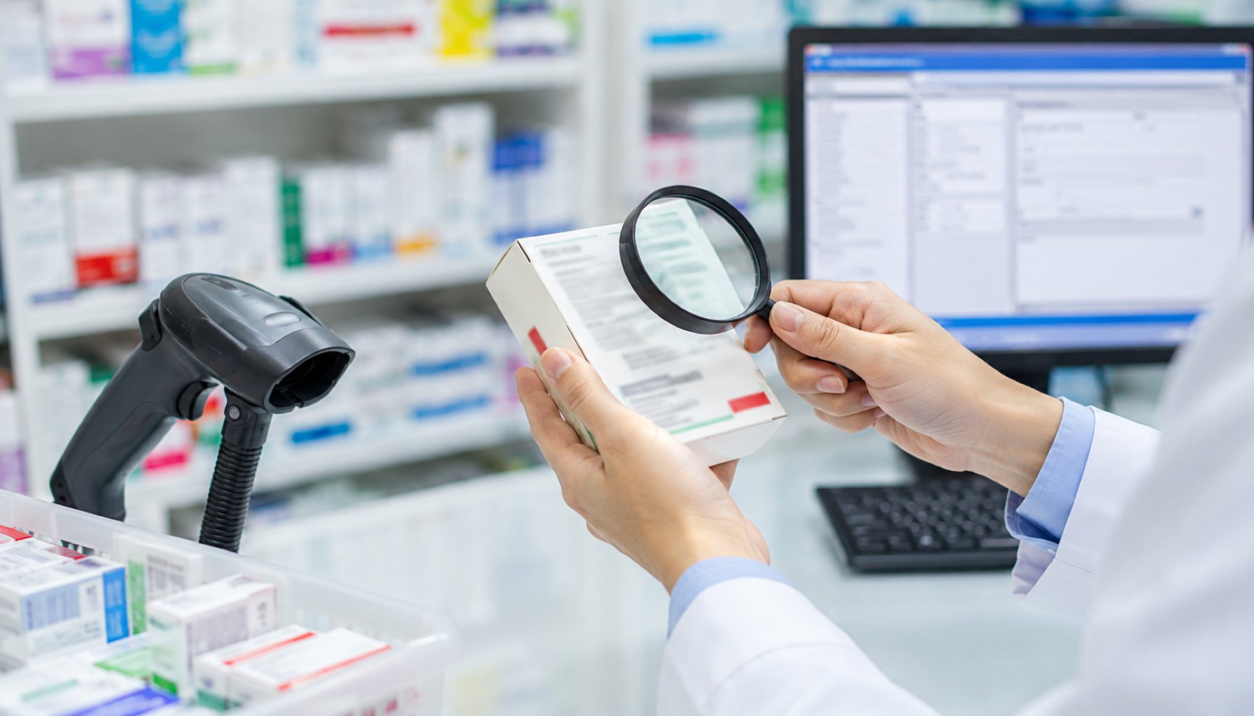 Dược sĩ kiểm tra ký hiệu Rx và thông tin trên bao bì sản phẩm